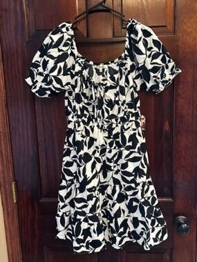 NWT Hint of Blush Black White Floral Dress w Tassel Tie Sits Above Knee Sz Sm